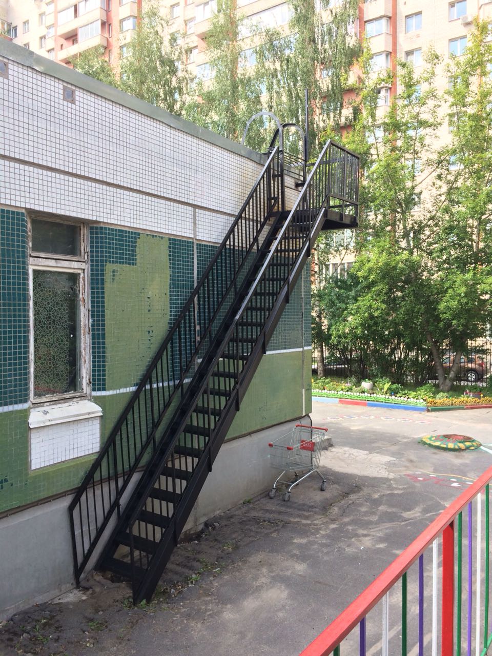 Восстановленная лестница на улице Савушкина