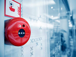 На фото кнопка ручного включения пожарной сигнализации