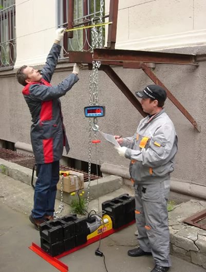 Процесс испытания наружной пожарной лестницы в СПб